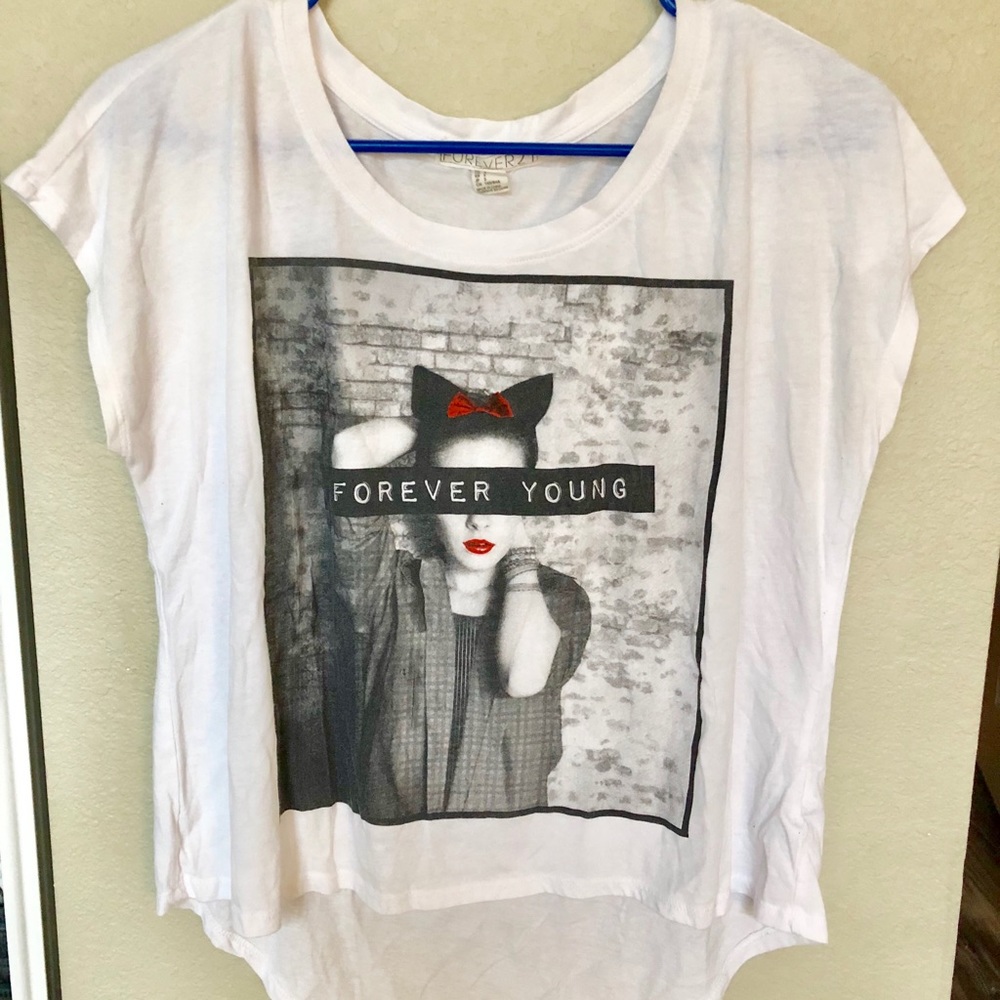 Forever 21 graphic tee🌟